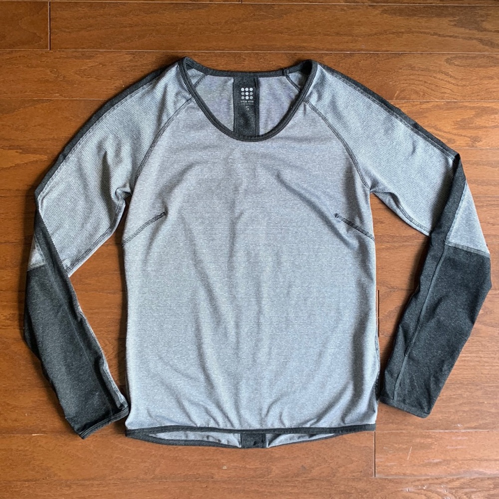 Title Nine Grey Striped Long Sleeve Top Thumb Holes Size Small